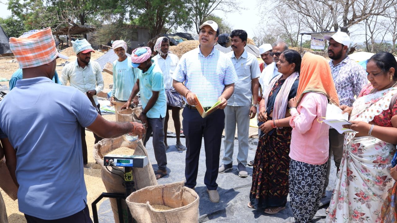 జనగామ కొనుగోలు కేంద్రాల ఆకస్మిక తనిఖీ  జిల్లా కలెక్టర్ సందీప్ కుమార్ ఝా   